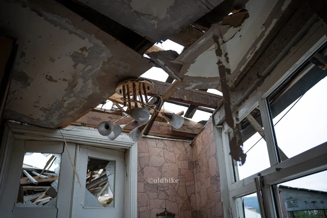 Жилой дом в Степанакерте после обстрелов 19 сентября