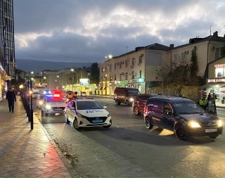 Полицейские останавливают и досматривают машины на улице Магомеда Ярагского 5 ноября