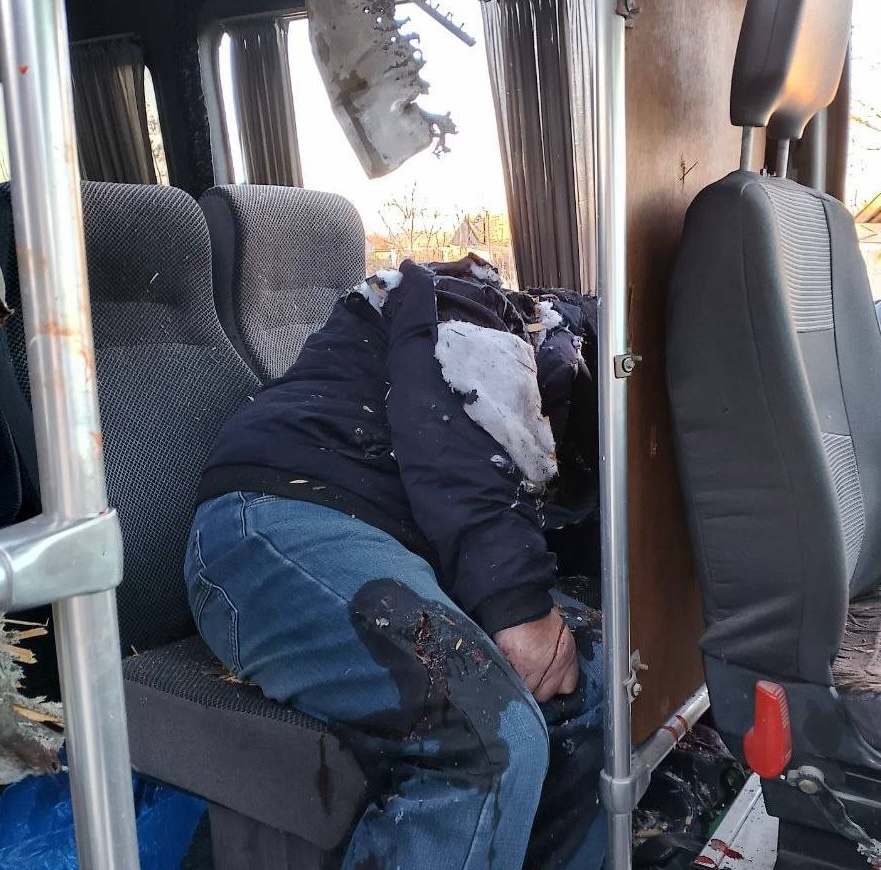 Последствия удара FPV-дрона по маршрутному такси в Голой Пристани