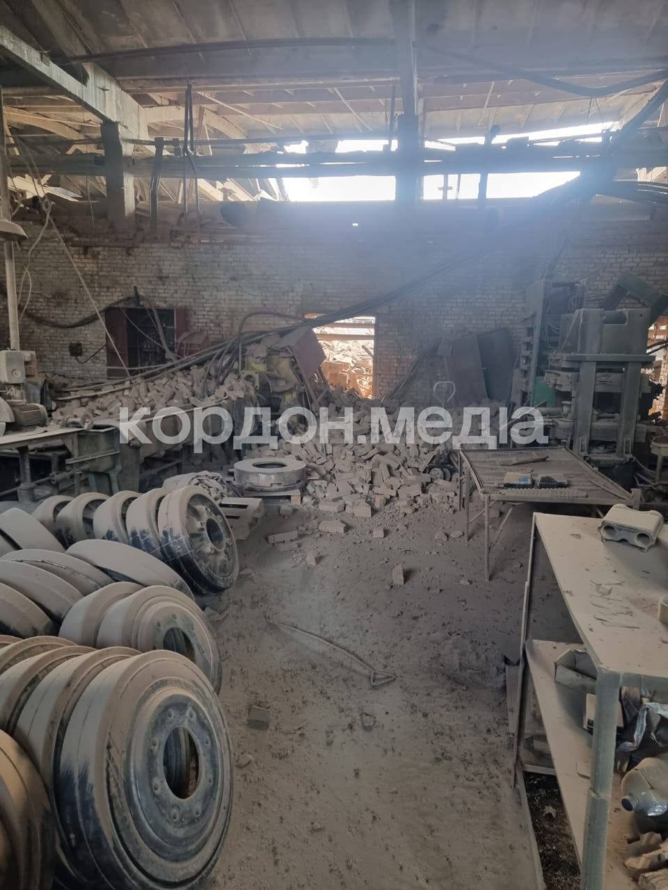 Место «прилета» ракеты по помещению в Сумах с катками от танка Т-72 