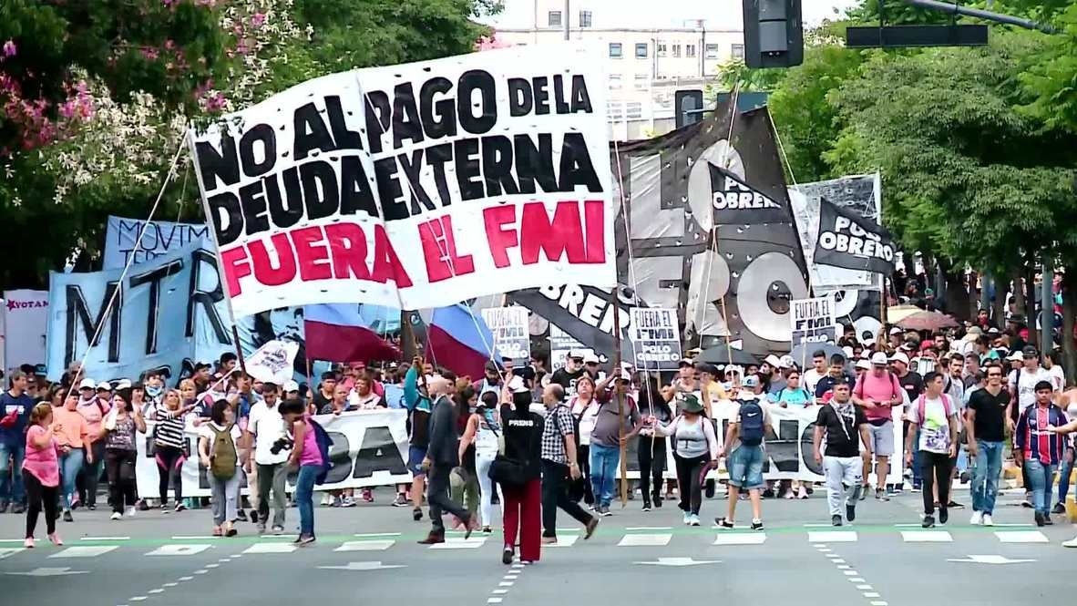 Лозунги «Нет МВФ!», «МВФ вон отсюда!» и «МВФ никогда больше» на акции протеста
