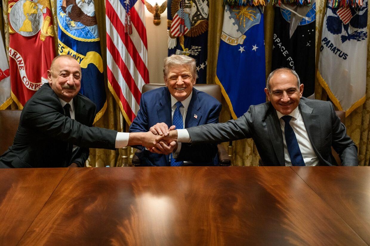 Президент Азербайджана Ильхам Алиев, Дональд Трамп и премьер Армении Никол Пашинян в Вашингтоне, август 2025 года