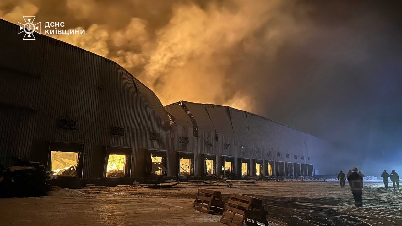 Последствия российского удара по складу кондитерской компании Roshen в Киевской области в ночь на 7 февраля 2026 года