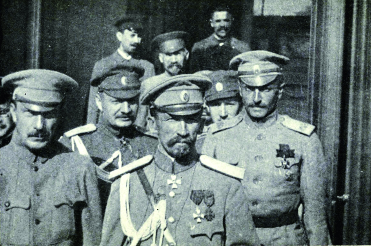 Генерал Лавр Корнилов с офицерами штаба. 1917 г.