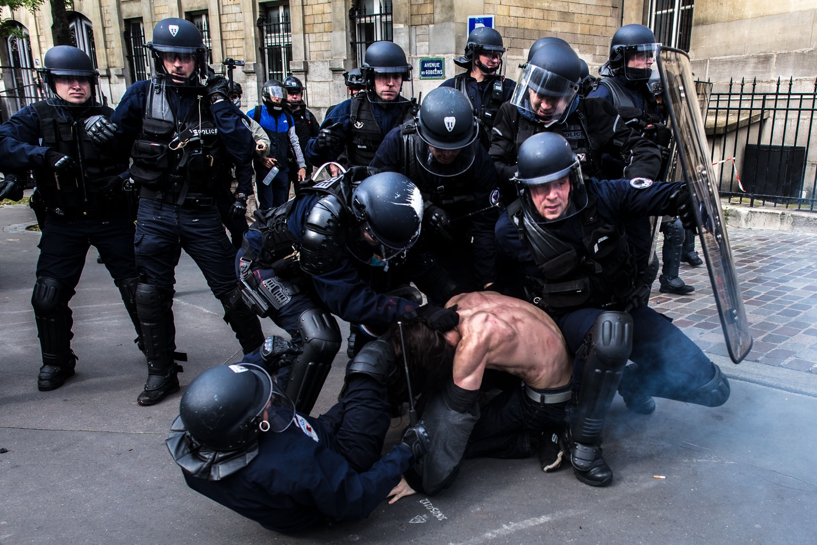 19 mai 2016 : Entre 15000 et 100000 personnes ont manifesté entre place de la Nation et place d’Italie pour protester contre la loi Travail qui a été passée la semaine passée. La police a fait usage à quelques reprises de gaz lacrymogène et de grenades de désencerclement. Elle a également procédé à plusieurs interpellations à la fin de la manifestation. Paris, France.