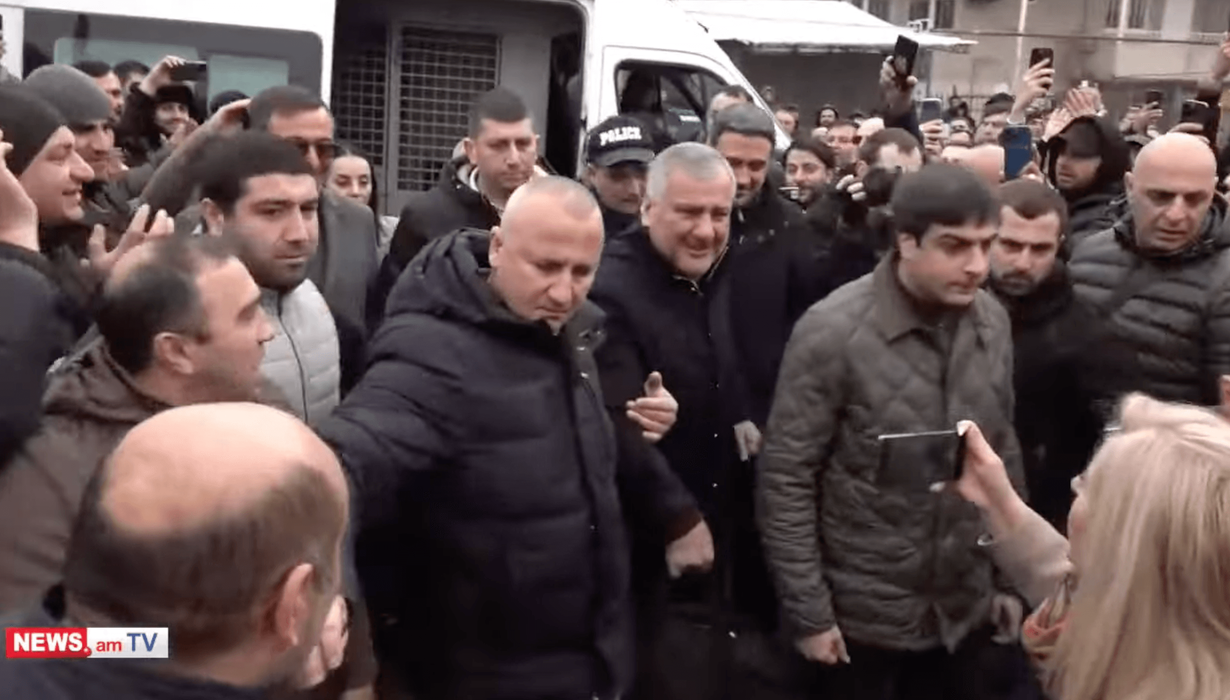 Журналисты и сторонники встречают Самвела Карапетяна у его дома. Скриншот видео News.am