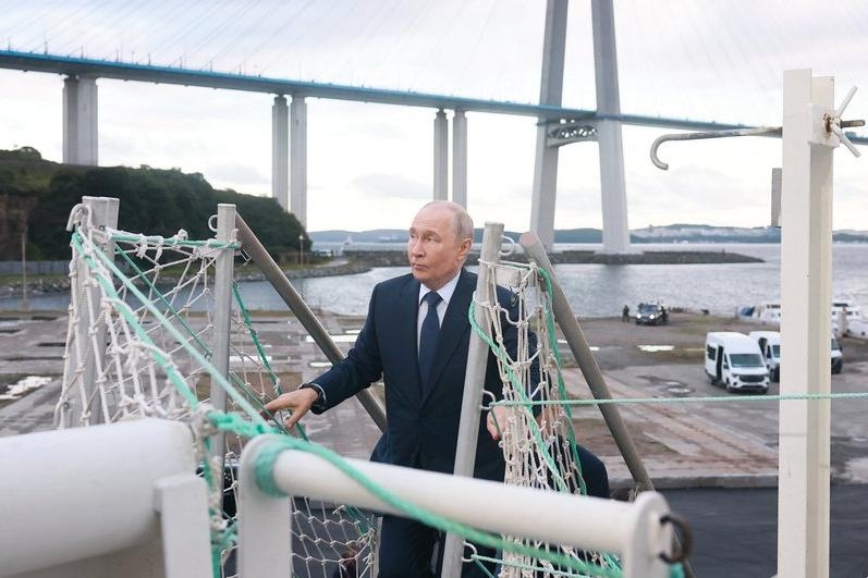 Путин на судоверфи «Звезда», где строится газовоз «Петр Столыпин», попавший под британские санкции. Фото: РИА «Новости»